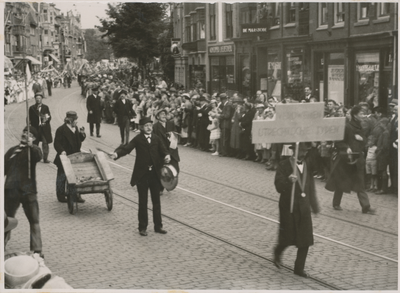 879335 Groepsportret van 'Verdwenen Utrechtsche Typen', deelnemers aan de feestelijke optocht, georganiseerd in het ...